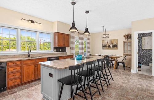 Lakeview House | Pets? YES! Hot Tub ★ Gym ★ Firepit ★ Game Room ★ Path to Winery