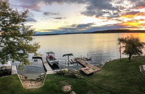 Colgate House | Pewaukee lake Sunset Lodge- sleeps 16 + Get away from the City during the RNC