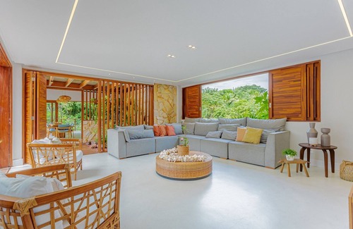 Castelo da Torre House | PF76 Casa Alto Padrão 5 Suites - Praia Bella, with exclusive access to the beach!