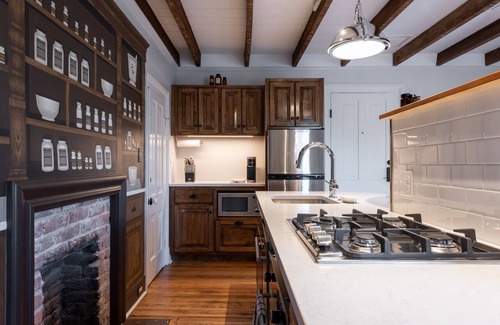 Belmont Apartment | Pharmacy Apartment| Lux 30 + Rental in Dtwn Belmont