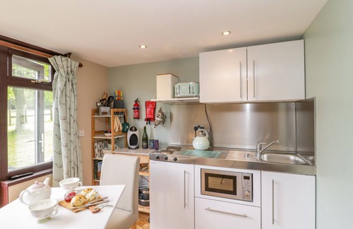 Wimborne Cottage | PHEASANT LODGE, romantic, with hot tub in Wimborne Minster