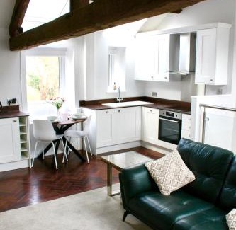 Almondbury House | Pheasants Crossing - luxurious and cozy cottage in peaceful rural location