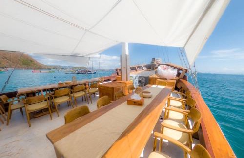 West Manggarai Boat Rental | Phinisi Open Trip Komodo 3 days 2 Night