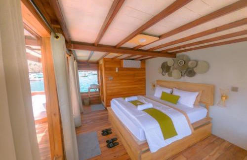 West Manggarai Boat Rental | Phinisi Open Trip Komodo 3 days 2 Night
