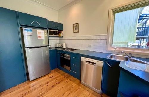 Hyams Beach House | Phinneys Holiday Cottage100 m to Hyams Beach - Free Wifi