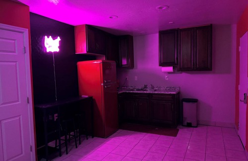 Maryvale Apartment | Phoenix Red Room for Couples