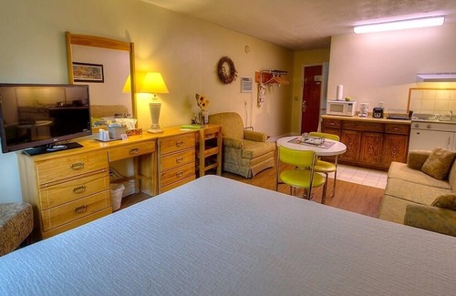 St. Andrews Hotel | Picket Fence Motel