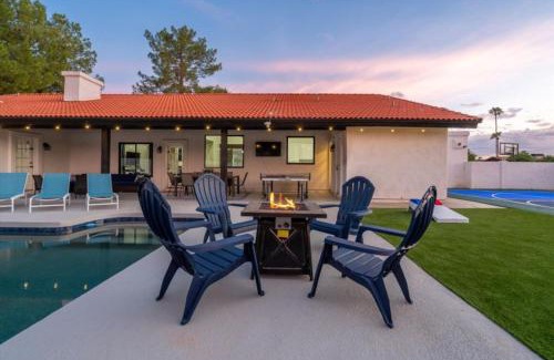 Village Estates House | Pickleball-Basketball-HeatedPool-Spa-2 Primary BRs