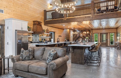Broken Bow Cabin | Pickleball/Bowling/MiniGolf/Sauna/7 Beds Sleeps31!