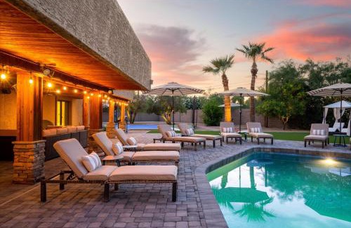 Paradise Valley Village House | Pickleball & Putt Putt Pool Hot Tub Loungers