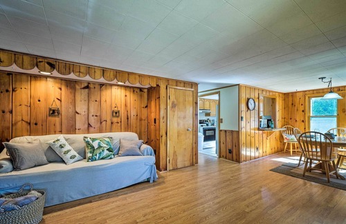 Hinsdale Cottage | Picturesque Cottage with Sunroom on Ashmere Lake!