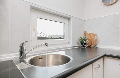 Terherne House | Picturesque holiday home with garden on open waters