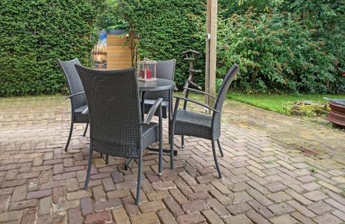 Oldenzaal House | Picturesque Holiday Home in Oldenzaal with Jacuzzi