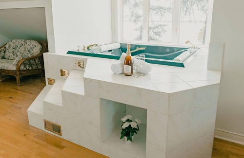 Maugerville Cottage | Picturesque Lakehouse ***Hot Tub***