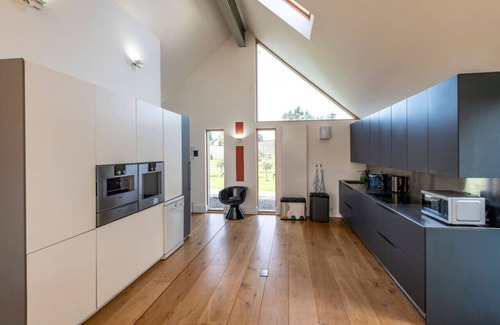 Westhill Cabin | Picturesque log cabin and garden
