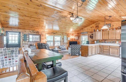 Town of Schroeppel House | Picturesque Phoenix Vacation Home on Oswego River!