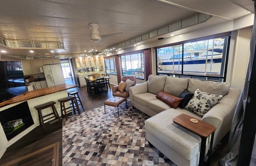 Downtown Knoxville Boat Rental | Pier D Lite 4 bdrm Houseboat on River Downtown Knoxville - walk to Univ. of TN