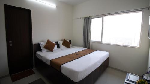 Malad East Hotel | Pinaki Comfort Stay Malad - Near Nesco