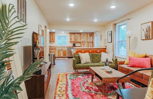 Nellysford Cottage | Pine Cottage: Hot Tub, 2 mins to Bold Rock!