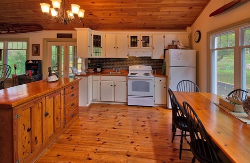 Port Albert Cottage | Pine Grove Cottage: Character Plus!