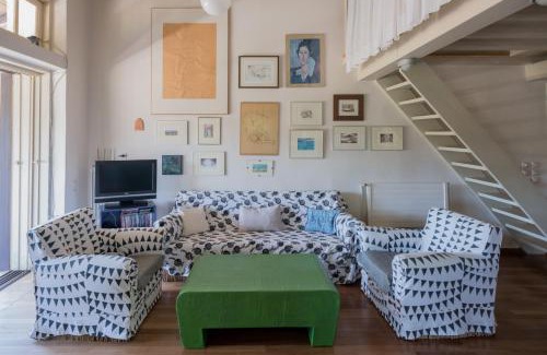 Troulos House | Pine home