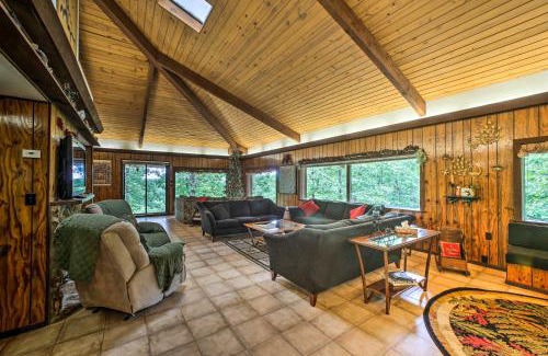 Compton House | Pine Lodge Cabin on 450 Acres in Ozark Mountains