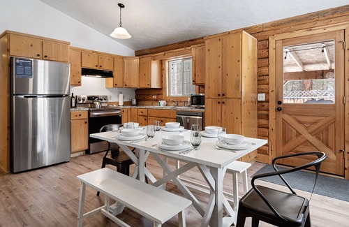 La Pine House | Pine Loop Log Cabin - 3 bedrooms /1 Bath, Hot Tub, Dog-Friendly
