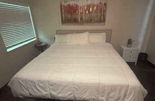 Fourmile Hotel | Pine Mountain Inn - Minutes from the Laurel Cove and Bell Theatre music venues!