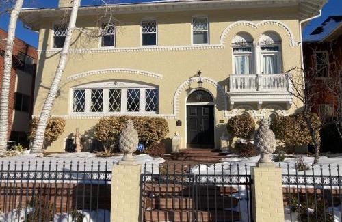 Cheesman Park Apartment | Pineapple House, Cozy Garden Apartment, City Center! Marble-Tiled Bathroom! FREE parking!