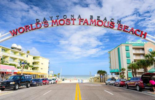 Bridgeport Heights Apartment | Pineapple Shores Retro Inn 4