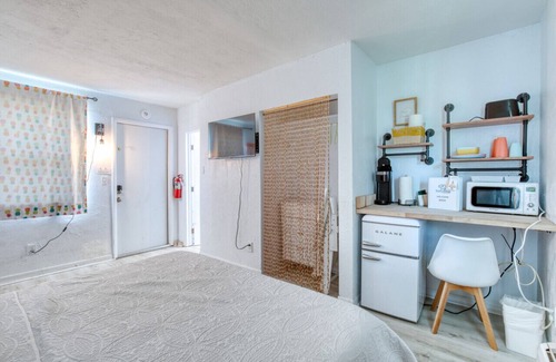 Bridgeport Heights Hotel | Pineapple Shores Retro Motel 9