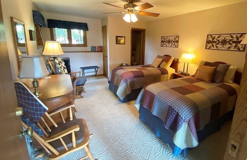 Baraboo Resort | Pinehaven Room near Devils lake and Wisconsin Dells