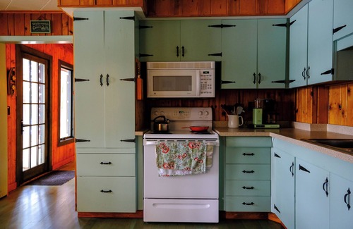 Remer Cabin | Pinepoint Retreat with Lakeside Sauna