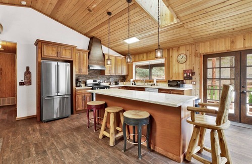 Fox Farm Cabin | Pines & Needles Retreat at Big Bear- Hot Tub- Central Location-
