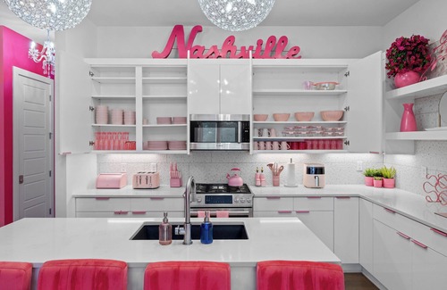 Nashville Apartment | Pink Honky-Tonk – Nashville’s ultimate Barbiecore getaway!