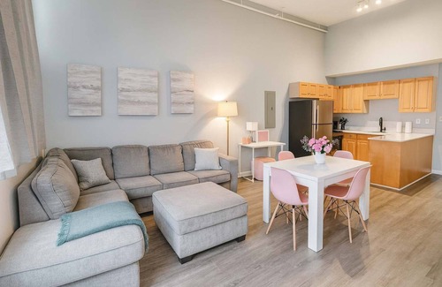 Downtown Cleveland Apartment | Pink playhouse sq near Progressive field & CSU