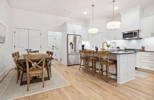 Rogers House | Pinnacle Row - 0.8mi to Promenade-2 Mi to The Amp