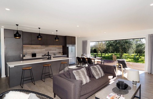 Martinborough Cottage | Pinot Longbox - Martinborough Holiday Home