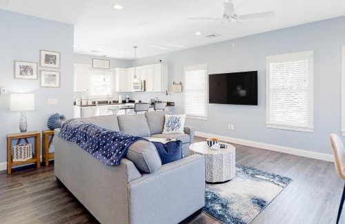 Arundel Apartment | Pinstripe Shell