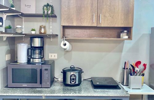 Dumaguete House | Piper's Pad-Cozy 2-bedroom - Near the Airport - Air-Conditioned. WIFI - Kitchen.
