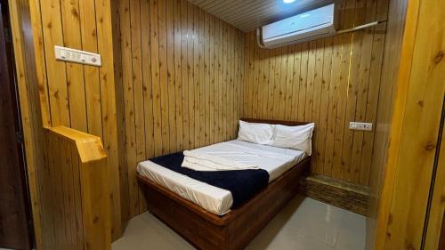 Dombivli East Hotel | Pks hotel shahanai