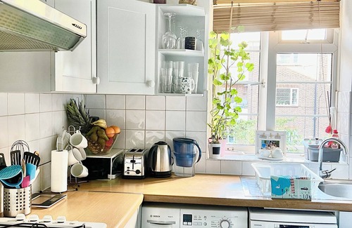 Mapesbury Apartment | Place to Chill, Zone 2, London. 5 min Walk from Tube. Great Connectionsn