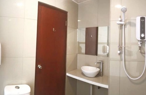 Pusat Komersil Lee Ling Hotel | Place2Stay Business Hotel @ Metrocity