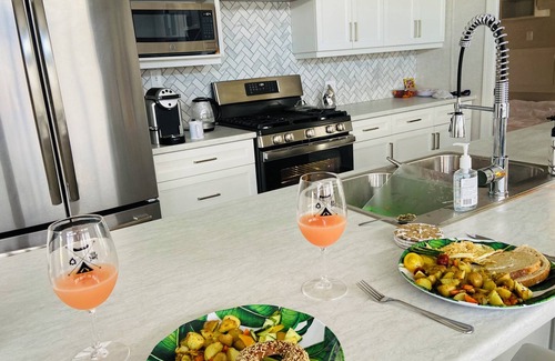 Sherkston Cottage | Plant Lovers 3 BR Family Cottage at Sherkston Shores