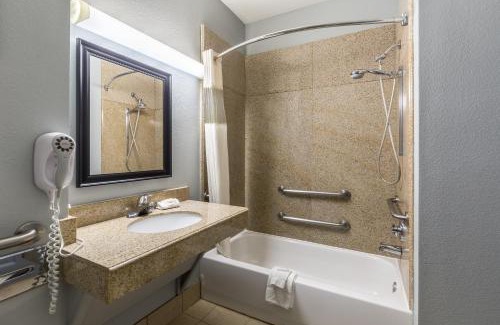 Webster Hotel | Platinum Inn & Suites Webster