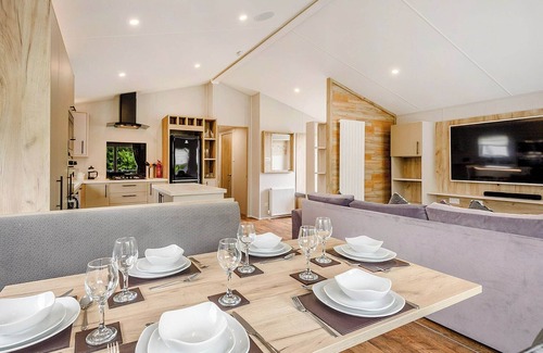 Mablethorpe Ski Chalet | Platinum Lakeview Lodge Sleeps 6