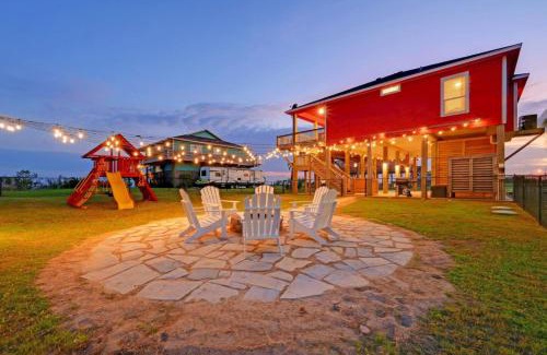 Port Bolivar House | Playscape and Steps To The Beach