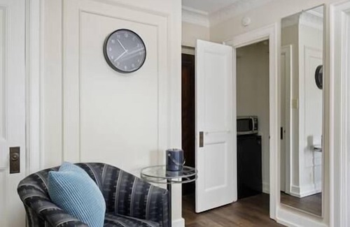 West Plaza Apartment | Plaza Studio -> Walk to Shops & Dining + Close to KU Med & Saint Lukes Hospitals