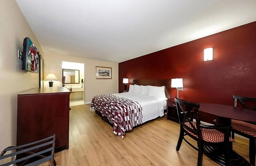 Ellenton Hotel | Pleasant Stay, Convenient Location! FREE Parking, Pet-friendly Property, Pool!