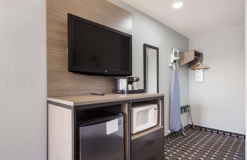 Salem Resort | Pleasant Stay in Knights Inn & Suites Salem! Free Breakfast and Parking